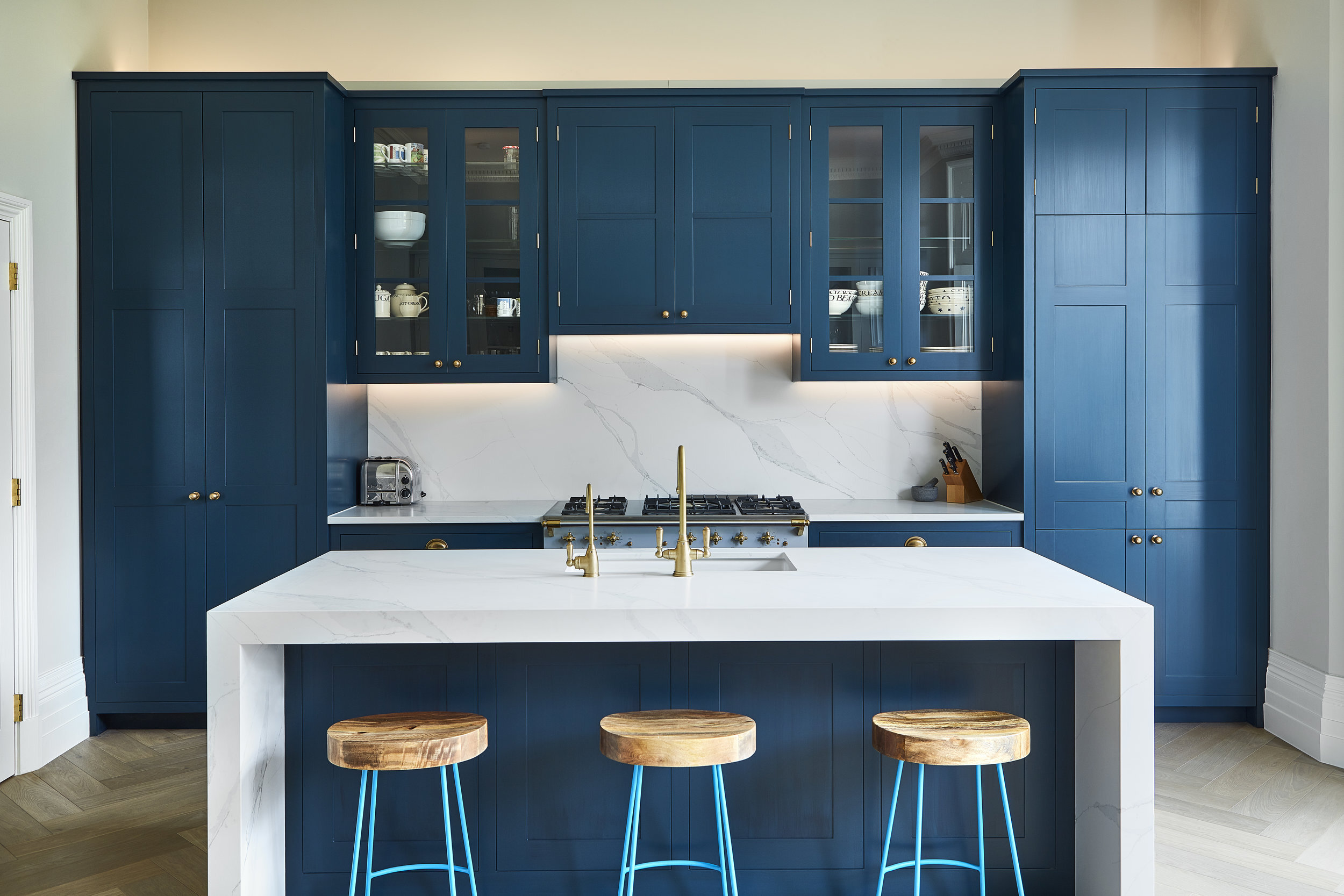 Синяя кухня с мраморной столешницей